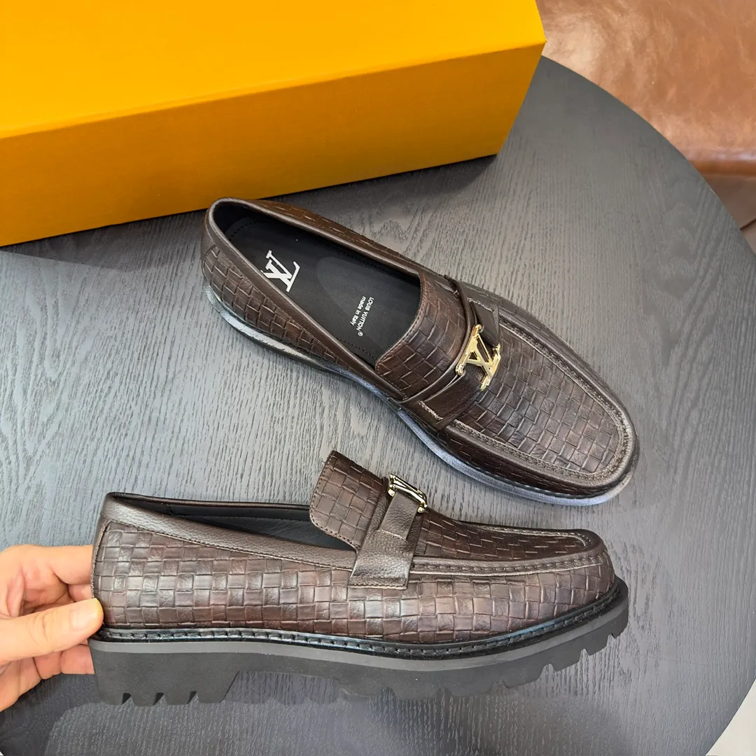 [L Home] P: 820💰 Size: 39-44 (customized at 38.45) Original Lv official website men's casual leather shoes, top-quality original replica, - Upper: 🔝cowhide weaving technology, Nappa cowhide, shoe body sewn with brand logo - Inner: cowhide, foot pad; water-dyed cowhide - Outsole: TPR·rubber foam; two-color molded outsole -Ultra-high quality control and fine workmanship: highlight (high-end, extravagance, class)